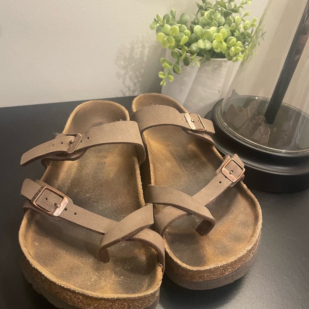 Birkenstock size 6.5 /7 women’s brown great condition  Sandals
